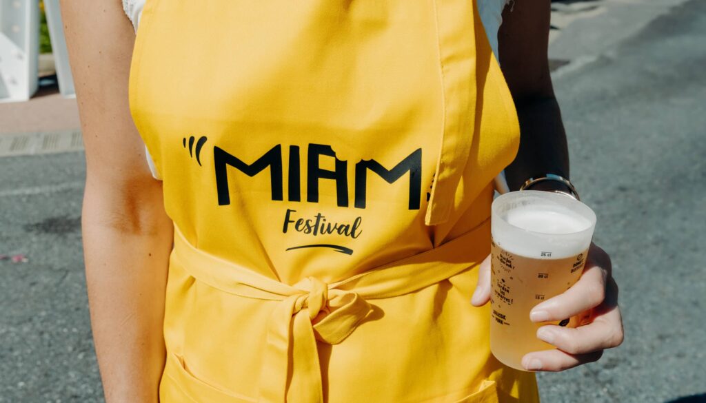 Un festivalier du Miam festival avec une bière