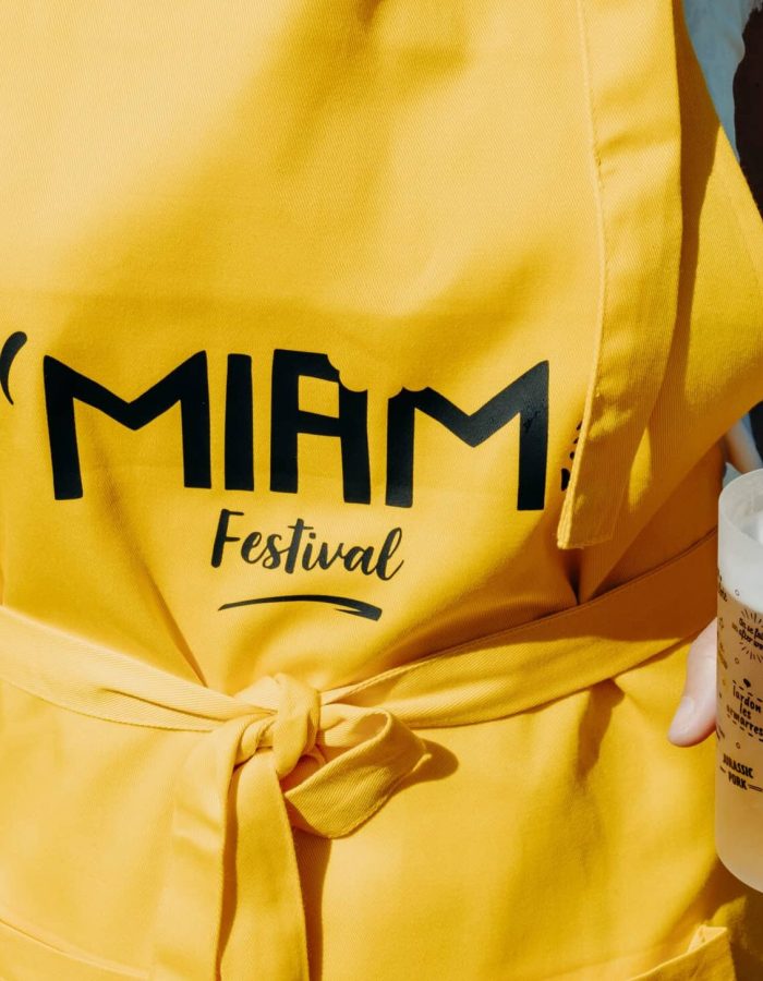 Un festivalier du Miam festival avec une bière